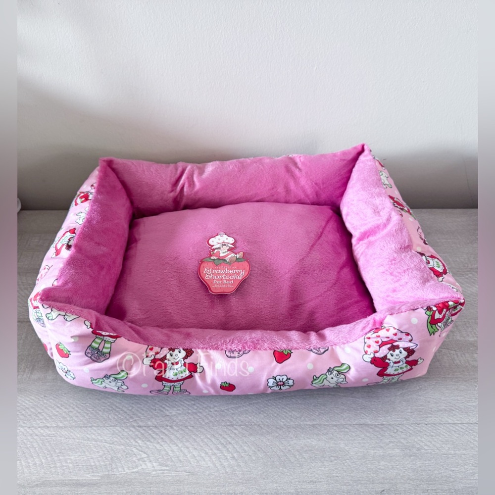 Strawberry shortcake small pet bed 20in x 16in